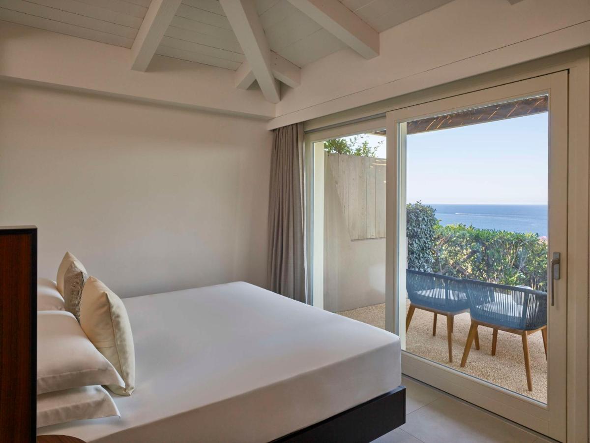 Baia Di Chia Resort Sardinia, Curio Collection By Hilton Exterior foto