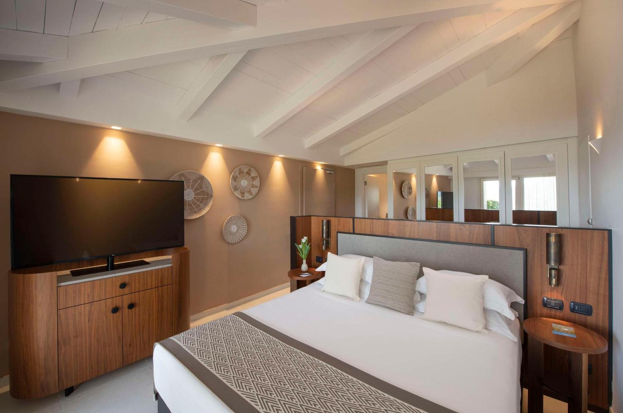 Baia Di Chia Resort Sardinia, Curio Collection By Hilton Exterior foto