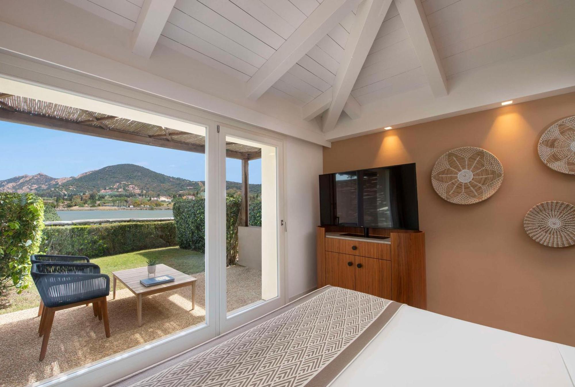 Baia Di Chia Resort Sardinia, Curio Collection By Hilton Exterior foto