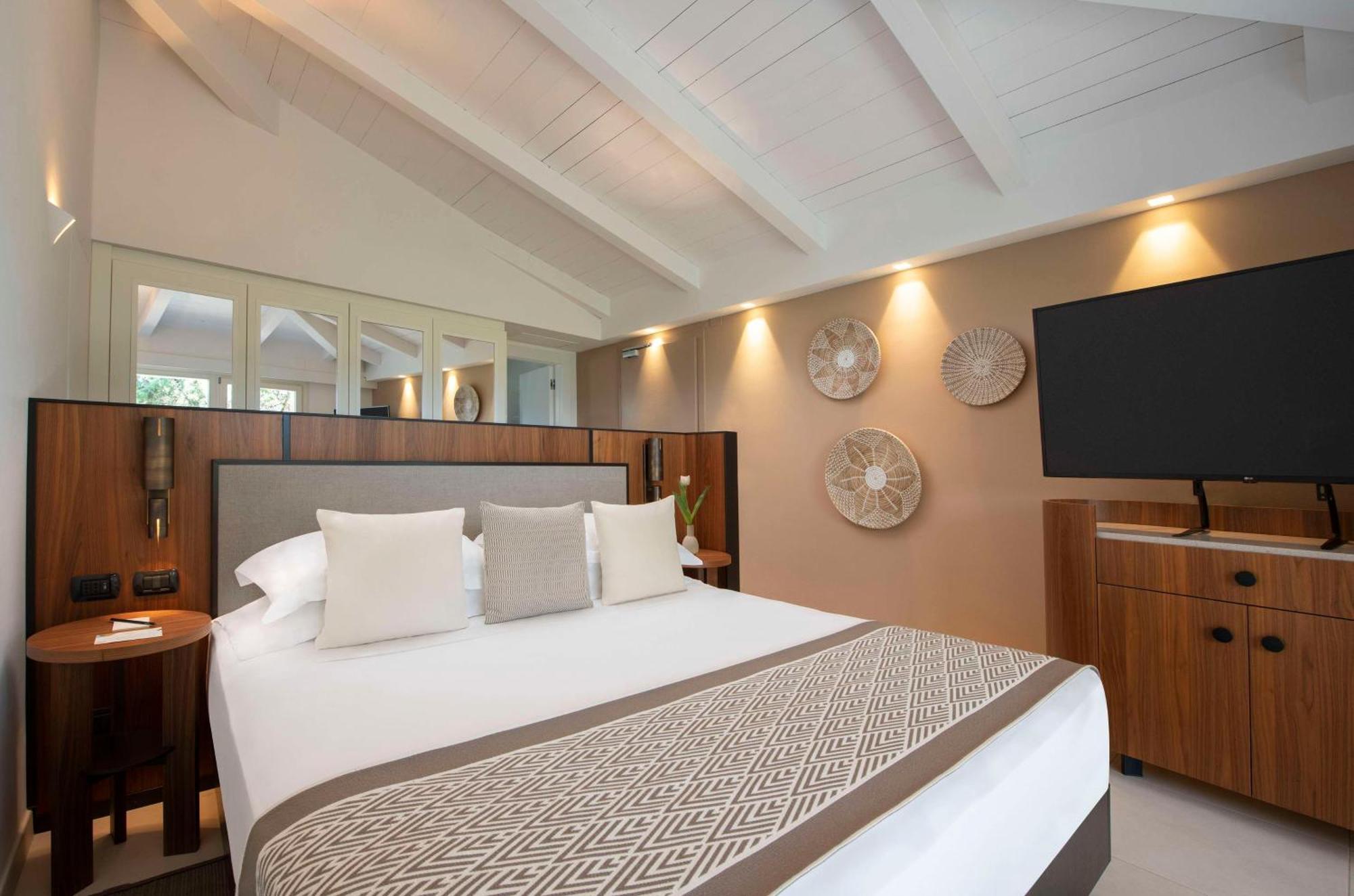 Baia Di Chia Resort Sardinia, Curio Collection By Hilton Exterior foto