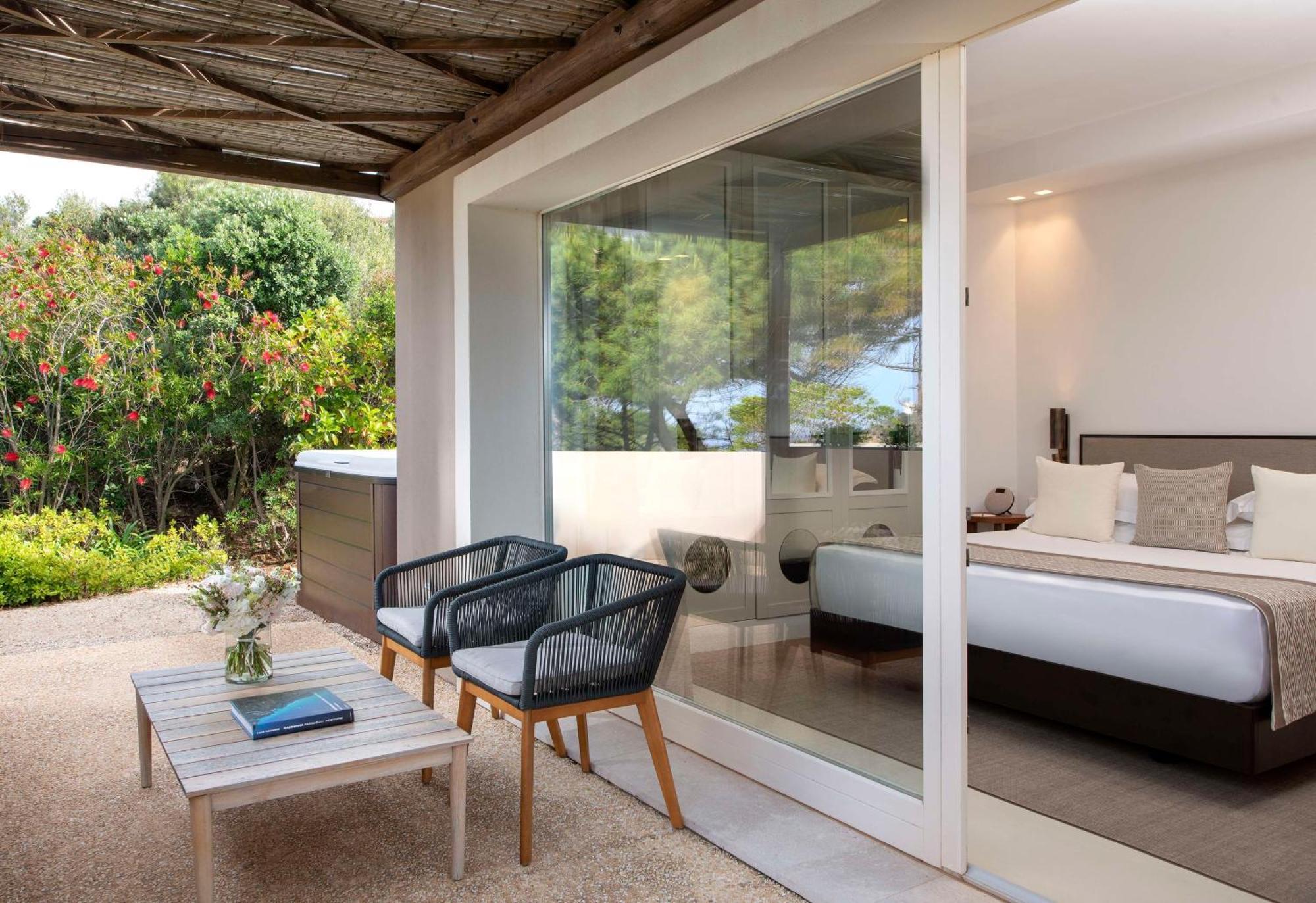 Baia Di Chia Resort Sardinia, Curio Collection By Hilton Exterior foto